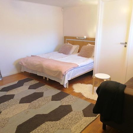 Ett Rums Laegenhet Med Egen Ingang, Parkering Orebro Exterior photo