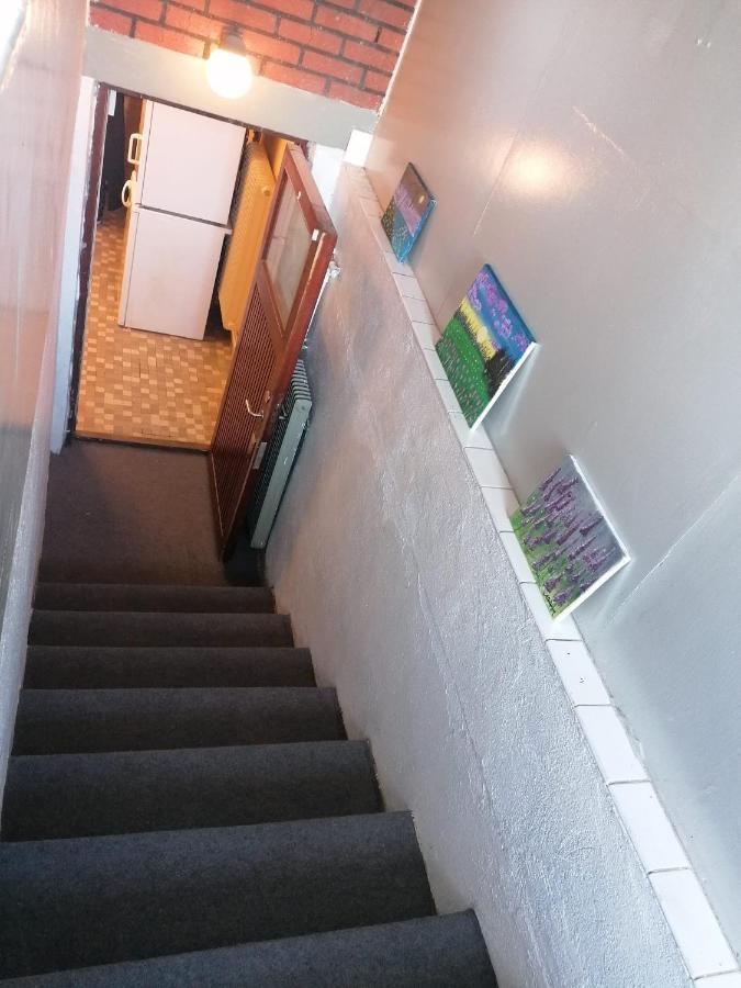 Ett Rums Laegenhet Med Egen Ingang, Parkering Orebro Exterior photo
