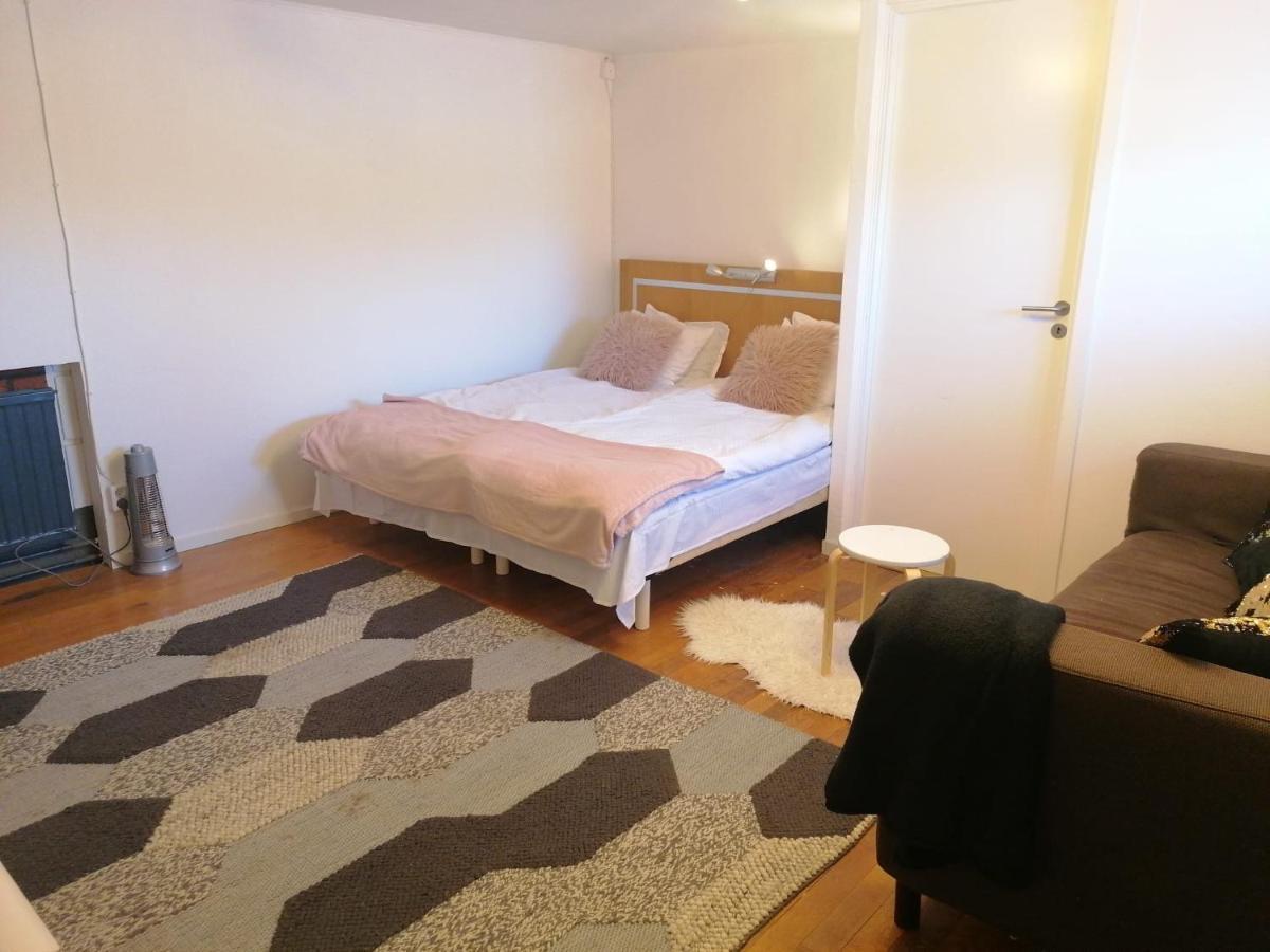Ett Rums Laegenhet Med Egen Ingang, Parkering Orebro Exterior photo