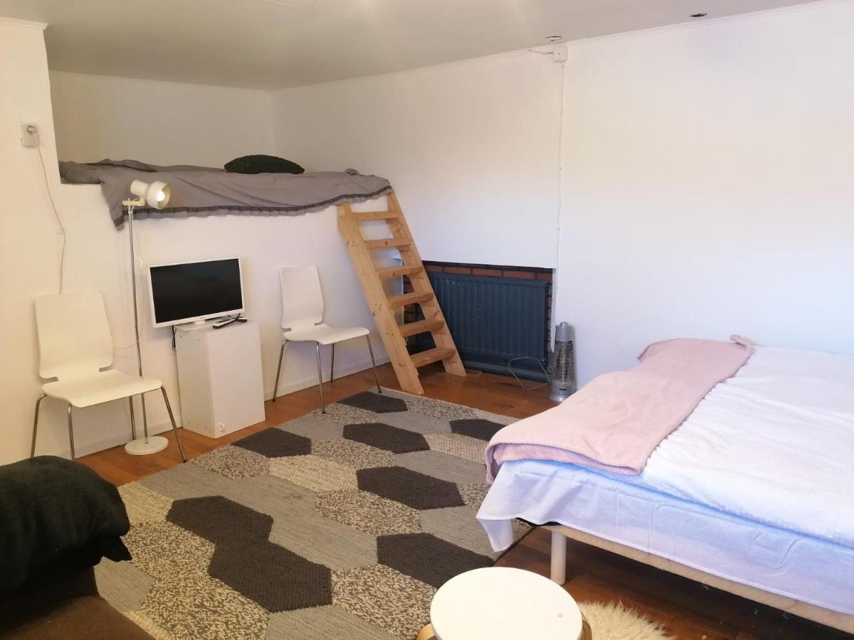 Ett Rums Laegenhet Med Egen Ingang, Parkering Orebro Exterior photo