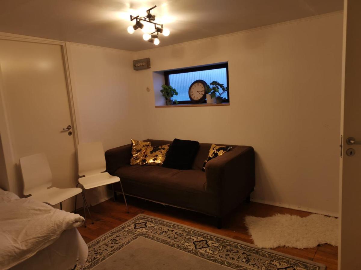 Ett Rums Laegenhet Med Egen Ingang, Parkering Orebro Exterior photo