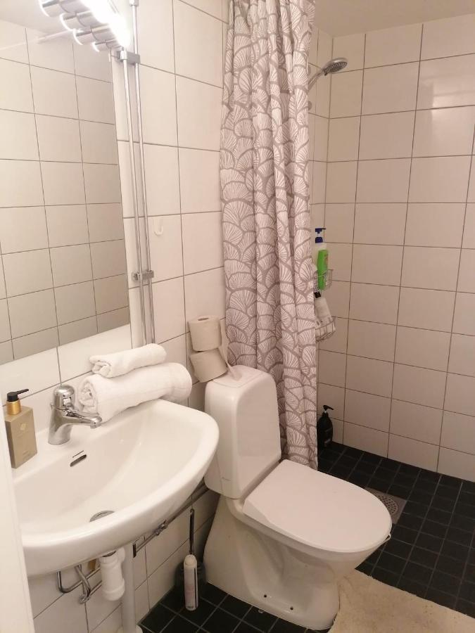 Ett Rums Laegenhet Med Egen Ingang, Parkering Orebro Exterior photo