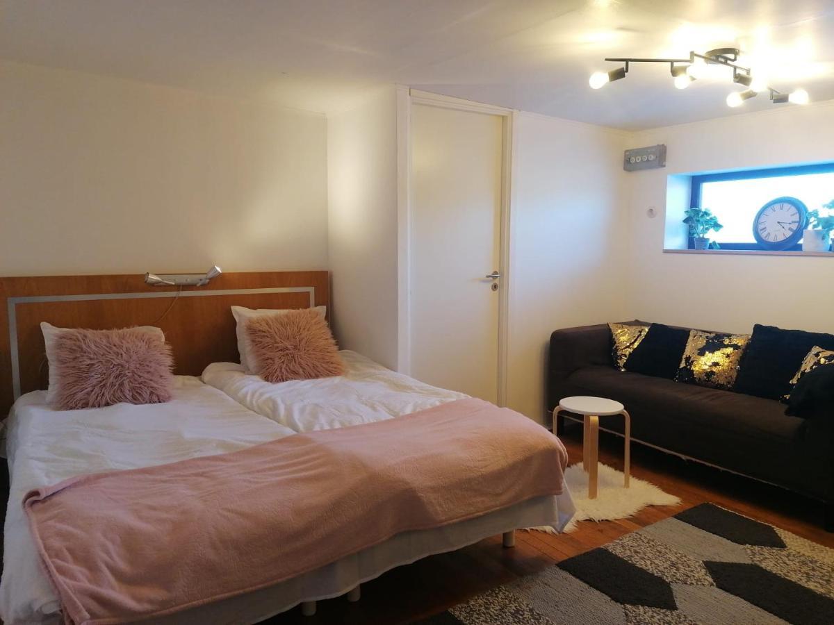 Ett Rums Laegenhet Med Egen Ingang, Parkering Orebro Exterior photo