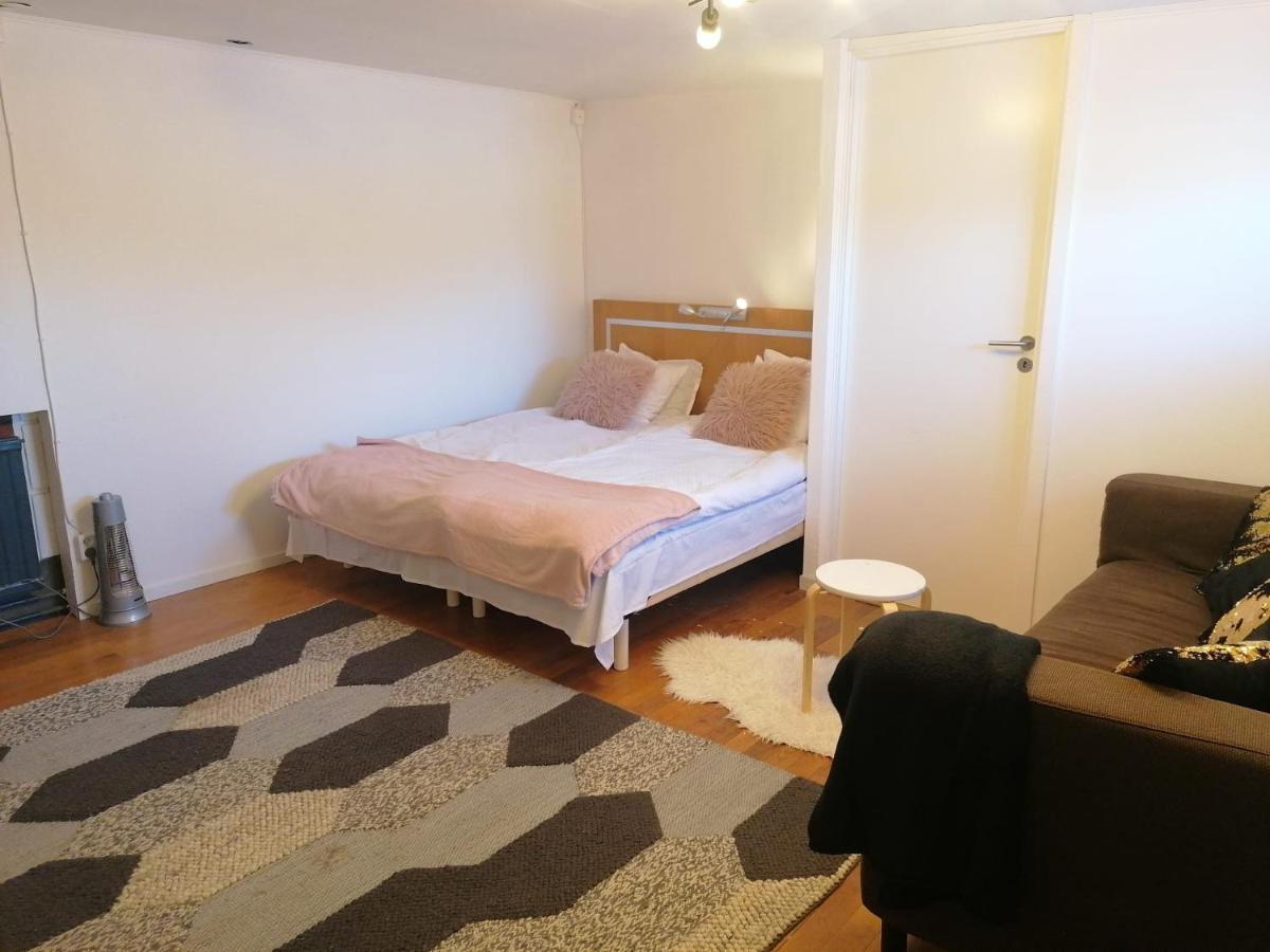 Ett Rums Laegenhet Med Egen Ingang, Parkering Orebro Exterior photo